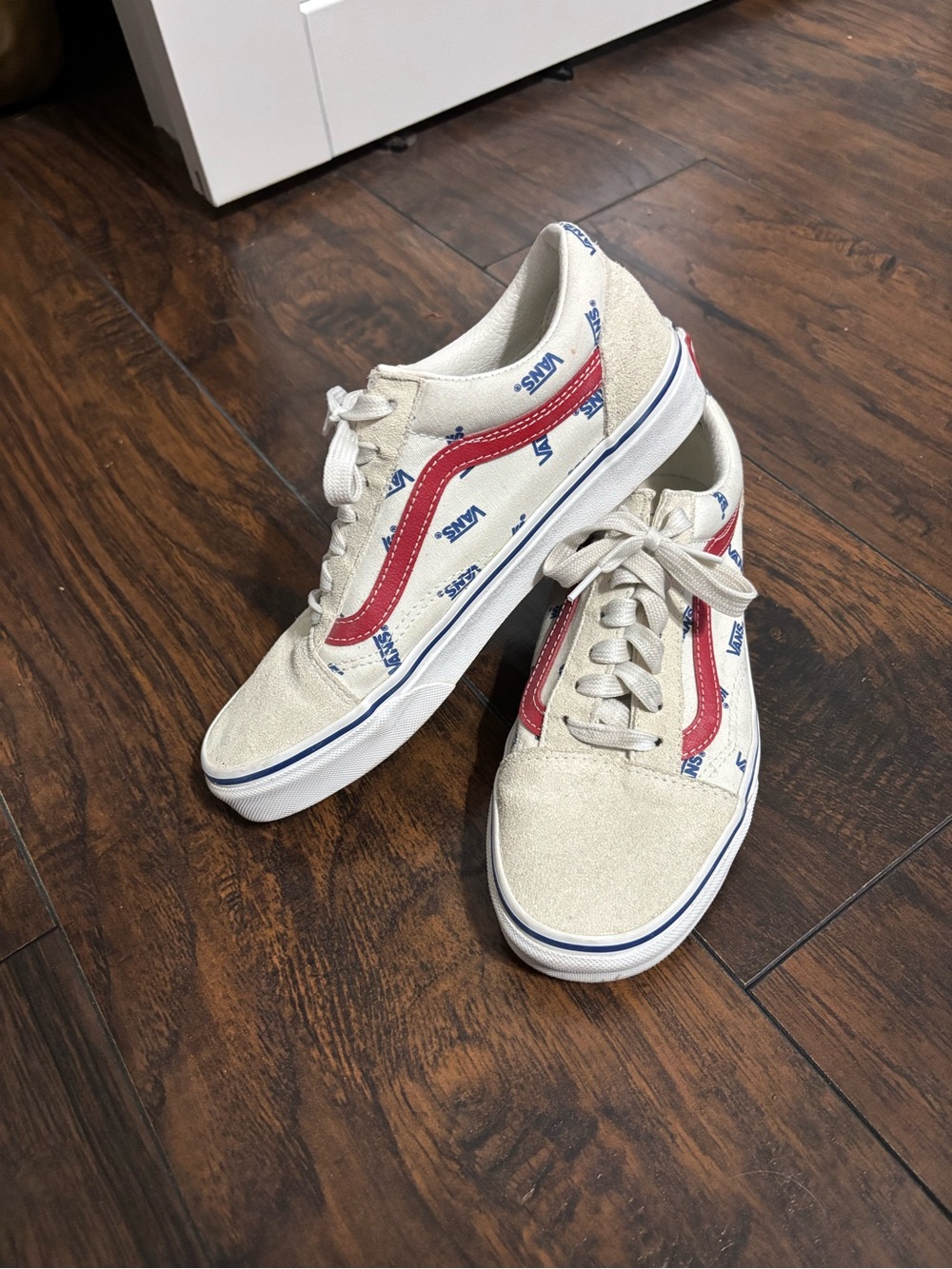 Vans Low Top Sneakers in Cream with Red Stripe